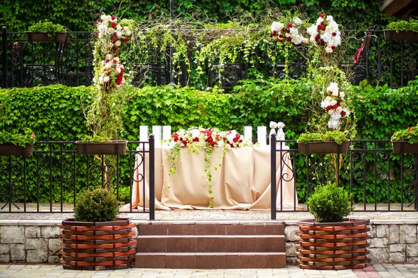 結婚式のテーブルとアーチ — ストック写真