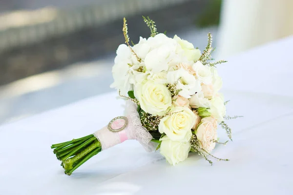 Tendre beau bouquet nuptial de mariée se trouve sur la table — Photo
