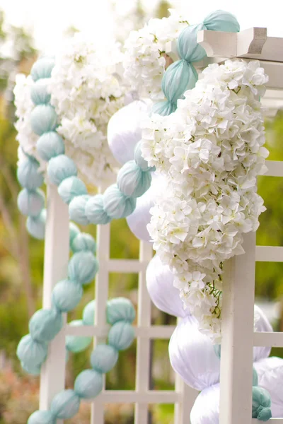 白色花朵婚礼拱门 — 图库照片