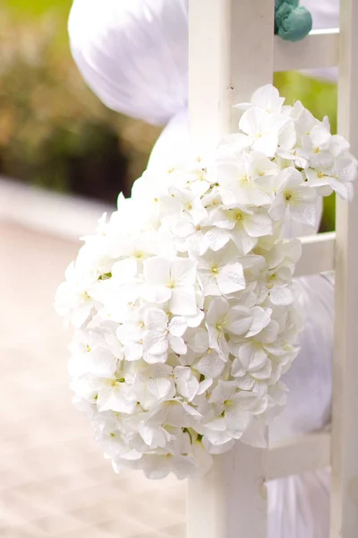 Łuk ślub białe kwiaty — Zdjęcie stockowe