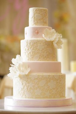 çeşitli katmanları üzerinden şenlikli düğün pastası