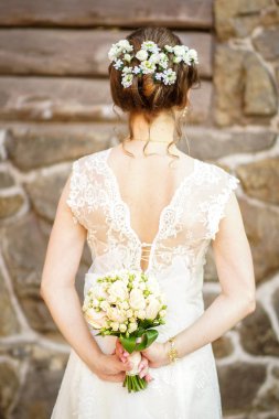 bir buket elinde tutan güzel elbiseli genç gelin