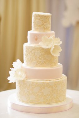 çeşitli katmanları üzerinden şenlikli düğün pastası
