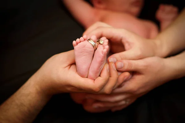 Pés pequenos. Conceito de família feliz. Bela imagem conceitual da maternidade — Fotografia de Stock