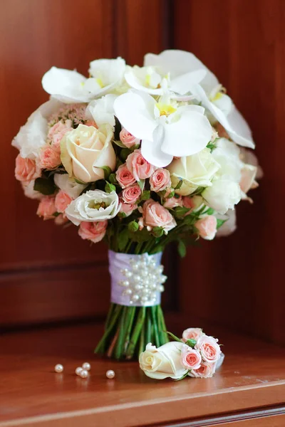 소프트 포커스 부드러운 목조 단계에 꽃의 아름 다운 신부 부케 — 스톡 사진