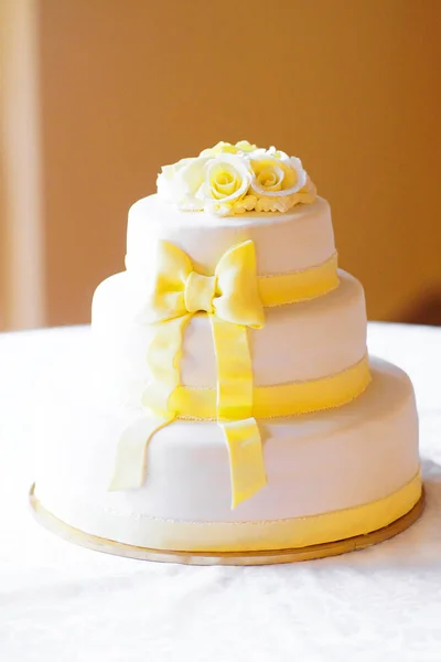 Festive wedding cake from several tiers — Stock Photo, Image