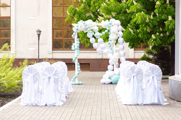 Łuk ślub białe kwiaty — Zdjęcie stockowe