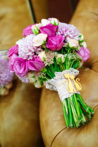 Délicat beau bouquet nuptial repose sur le fauteuil — Photo