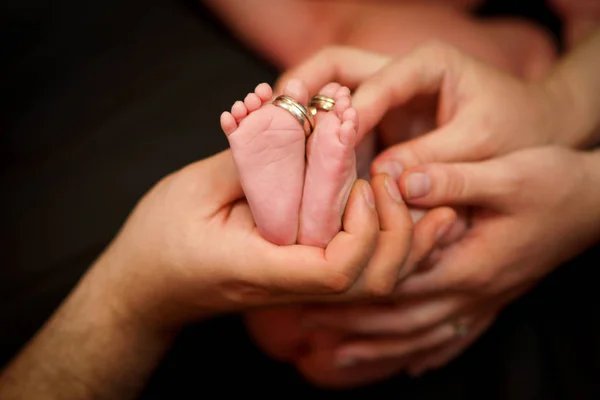 Pies de bebé. Concepto de familia feliz. Hermosa imagen conceptual de la maternidad — Foto de Stock