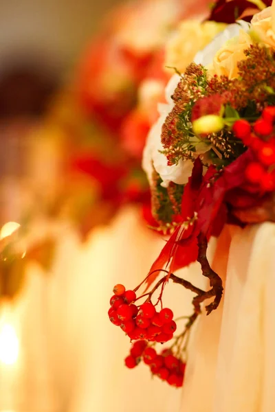 Bayas rojas de ceniza de montaña en la composición otoñal.Decoración de la boda, interior. Festivo  . — Foto de Stock