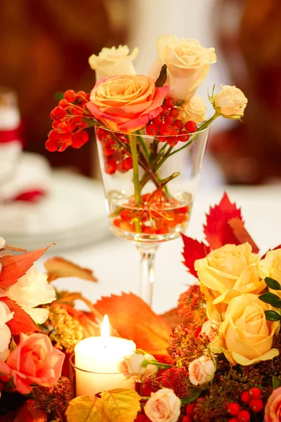 Bagas vermelhas de cinza de montanha na composição de Outono.Decoração de casamento, interior. Festivo  . — Fotografia de Stock