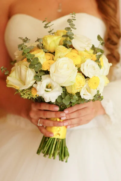 年轻的新娘穿着漂亮的连衣裙, 手捧着花束 — 图库照片