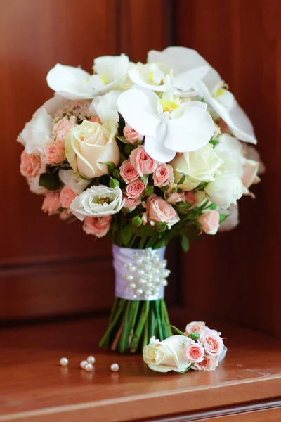 Anbud vacker brudbukett blommor på trätrappa — Stockfoto