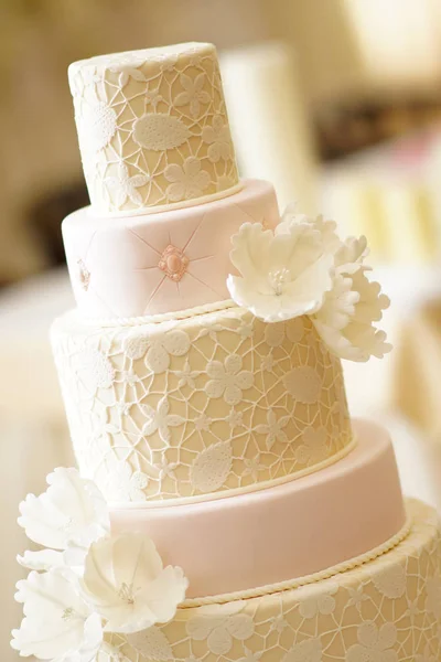 Pastel de boda festivo de varios niveles — Foto de Stock