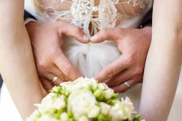 Jeune mariée dans une belle robe tenant un bouquet dans les mains — Photo