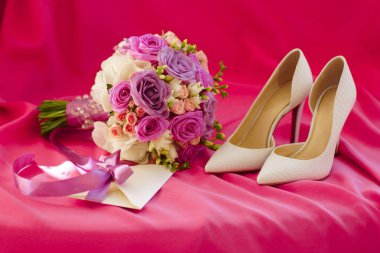 Ayakkabı ve pembe bir peçe bir gelin buketi