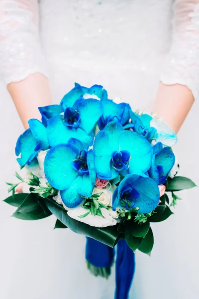 Bukiet ślubny niebieskim, storczyków w rękach — Zdjęcie stockowe