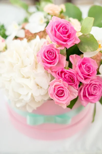 Beau bouquet de roses dans un vase Beau décor pour la cérémonie de mariage . — Photo