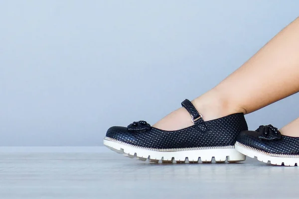 Image des pieds des filles de l'école en uniforme — Photo