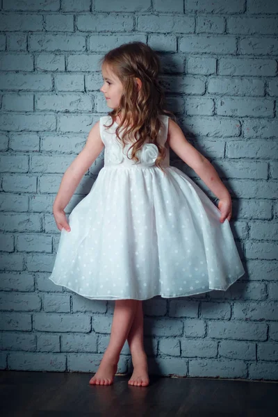A lány a fehér ruhát — Stock Fotó
