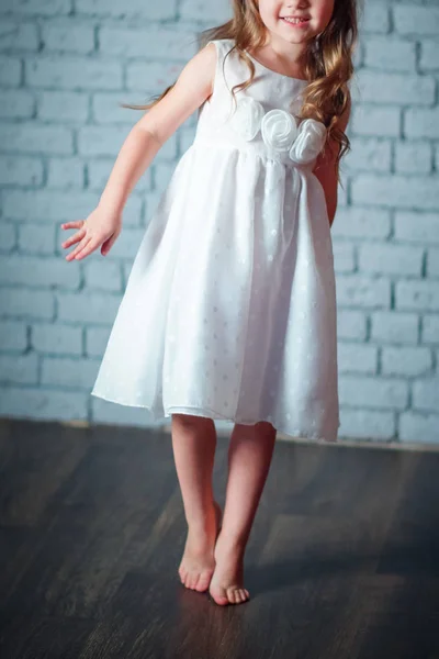A lány a fehér ruhát — Stock Fotó