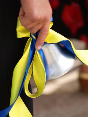 beyaz izole elinde gümüş retro okul zili