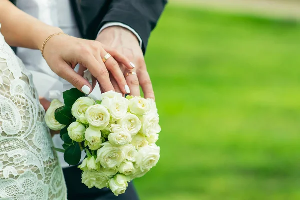 Menyasszony kezét fekszik a kezét a vőlegény — Stock Fotó