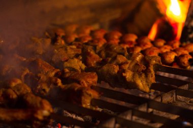 Domuz etinin bir şiş bir mangal üzerinde kızartma. Dönüm etin kömürlerin üzerine. İştah açıcı şiş kebap. Lezzetli Barbekü.