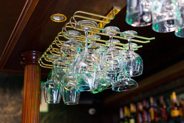Glazen Opknoping Een Bar Rack — Stockfoto