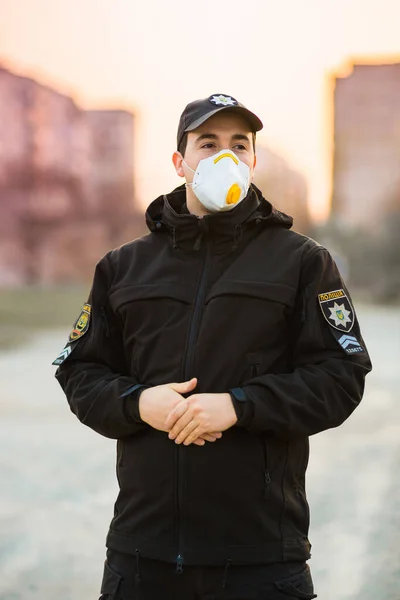 Médio Afiado Policial Uma Máscara Protetora Contra Fundo Cidade Luta — Fotografia de Stock