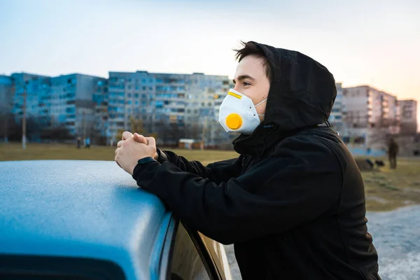 Médio Afiado Homem Com Uma Máscara Protetora Contra Pano Fundo — Fotografia de Stock