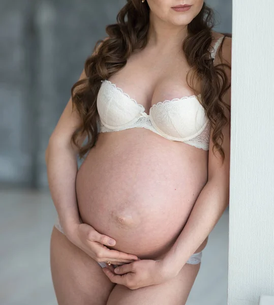 Grávida Bela Jovem Roupa Interior Branca Abraça Sua Barriga Conceito — Fotografia de Stock