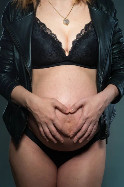身穿黑色内裤的年轻漂亮的怀孕妇女抱着她的肚子 快乐孕产概念 — 图库照片