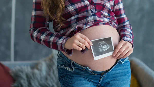 Těhotná Žena Obrázkem Dítěte Ultrazvuku Koncepce Šťastného Mateřství — Stock fotografie