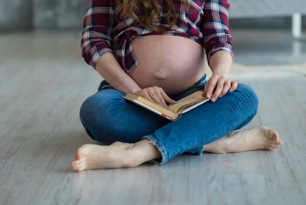 Gravid Kvinna Som Sitter Golvet Med Bok Glad Moderskap Koncept — Stockfoto