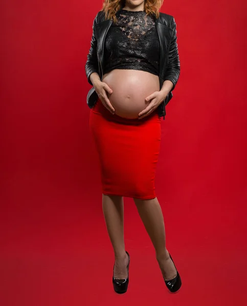 妊娠中の美しい若い女性 幸せな母親の概念は — ストック写真