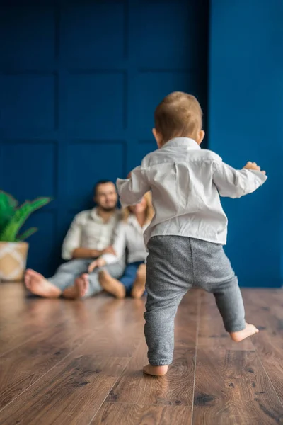 Küçük bebek çıplak ayakla ailesine yürür.