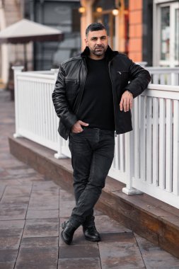 Metropolis 'in arka planında deri ceketli bir adam var. Modelin doğusunda görüldü. Arapça