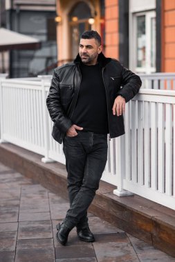 Metropolis 'in arka planında deri ceketli bir adam var. Modelin doğusunda görüldü. Arapça