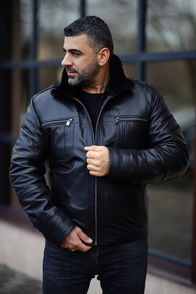 Чоловік Шкіряній Куртці Задньому Плані Метрополіса Східний Вигляд Моделі Араб — стокове фото