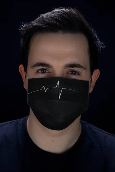Homem Uma Máscara Para Proteção Com Uma Impressão Pulso Fundo — Fotografia de Stock
