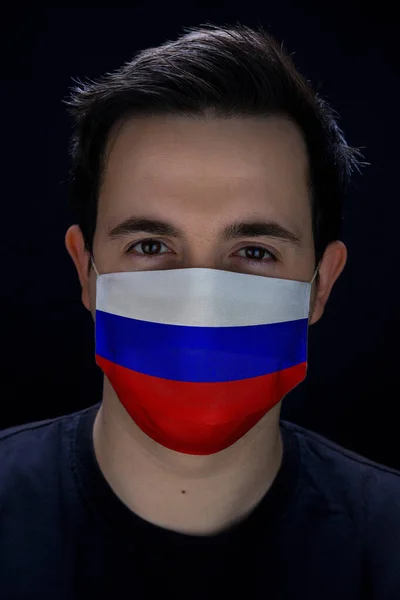 Man Draagt Een Masker Voor Bescherming Met Rusland Vlag Formulier — Stockfoto