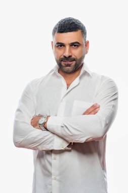 Beyaz gömlekli, beyaz gömlekli, beyaz arka planda poz veren Arap bir adam. .