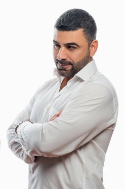 Beyaz gömlekli, beyaz gömlekli, beyaz arka planda poz veren Arap bir adam. .