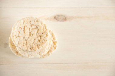 Yumuşak fokus. Beyaz üzerine izole edilmiş üç pirinç keki yığını..