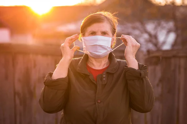 Närbild Ansiktet Mogen Kvinna Visar Hur Man Bär Medicinsk Ansiktsmask — Stockfoto