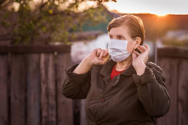 Mulher Idosa Usando Máscara Facial Durante Surto Vírus Corona Gripe — Fotografia de Stock