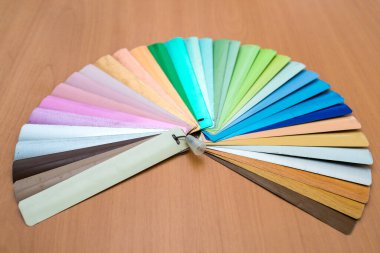 Metalden yapılmış pencereler için yatay panjur örnekleri.