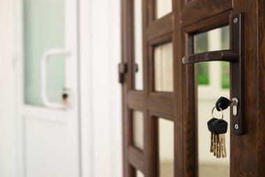 Anahtarlıklı kapı kilidi, açık kapı. Anahtarlı kapı.