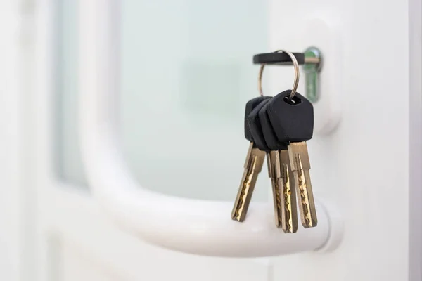 Tas Clés Dans Trou Serrure Une Porte Plastique Blanc Dans — Photo